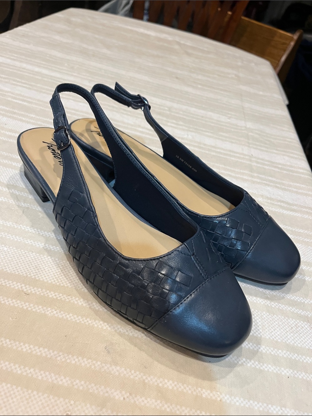 Trotters Navy Blue Dea Slingback Pump size 10.5W Women’s